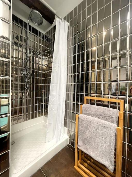Charme Urbain Sous Les Toits-Terrasse/Clim/Parking Apartment Beziers Luaran gambar