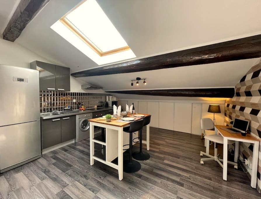 Charme Urbain Sous Les Toits-Terrasse/Clim/Parking Apartment Beziers Luaran gambar
